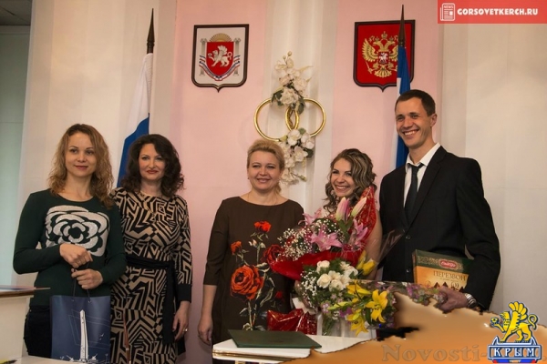 В Керчи две пары поженились в канун Крымской весны - «Керчь»