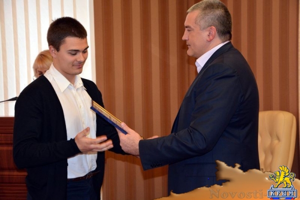 Аксёнов наградил крымских призёров Всероссийских соревнований по лёгкой атлетике и плаванию (ФОТО) - «Спорт Крыма»