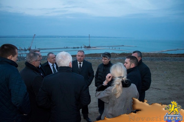 Крымские руководители посмотрели, как строят мост в темноте - «Керчь»