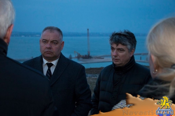 Крымские руководители посмотрели, как строят мост в темноте - «Керчь»