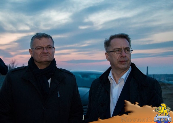 Крымские руководители посмотрели, как строят мост в темноте - «Керчь»