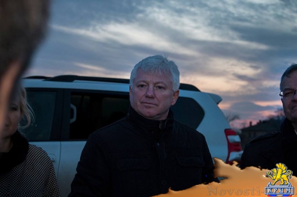 Крымские руководители посмотрели, как строят мост в темноте - «Керчь»