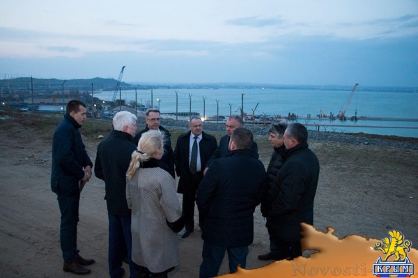 Крымские руководители посмотрели, как строят мост в темноте - «Керчь»