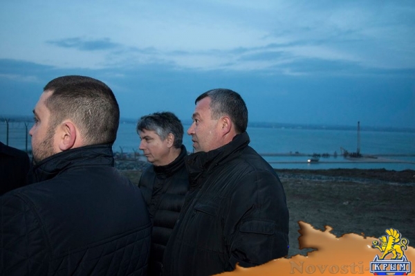 Крымские руководители посмотрели, как строят мост в темноте - «Керчь»