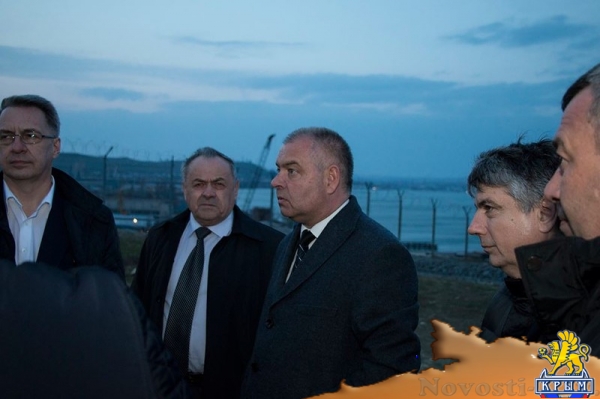 Крымские руководители посмотрели, как строят мост в темноте - «Керчь»