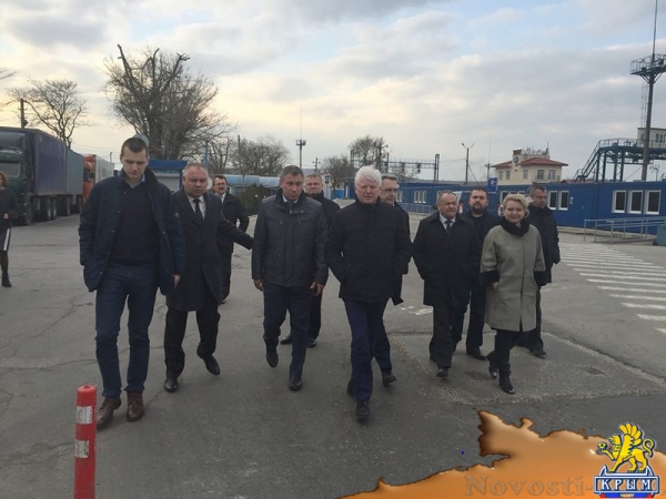 Крымские руководители посмотрели, как строят мост в темноте - «Керчь»