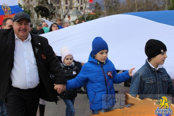 Ялтинцы отметили вторую годовщину воссоединения Крыма с Россией шествием по набережной и митингом (ФОТО) - «Возвращение в Россию»