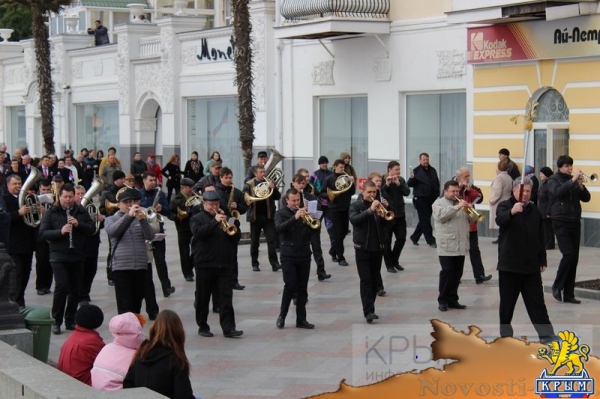 Ялтинцы отметили вторую годовщину воссоединения Крыма с Россией шествием по набережной и митингом (ФОТО) - «Возвращение в Россию»