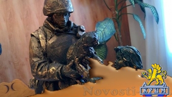 В Крыму поставят новый памятник «зеленому человечку». На этот раз с девочкой