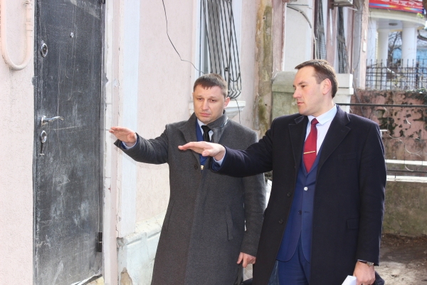 В Симферополе возле детского парка вместо простого частного дома возвели девятиэтажную многоквартирную высотку — Александр Спиридонов - «Госкомрегистр»