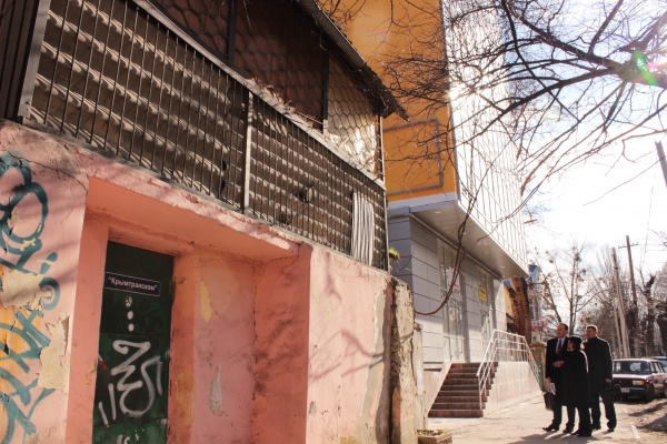 В Симферополе возле детского парка вместо простого частного дома возвели девятиэтажную многоквартирную высотку — Александр Спиридонов - «Госкомрегистр»