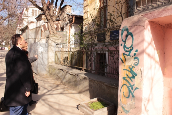 В Симферополе возле детского парка вместо простого частного дома возвели девятиэтажную многоквартирную высотку — Александр Спиридонов - «Госкомрегистр»