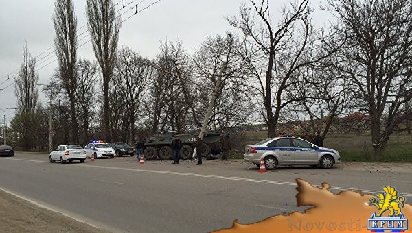 БТР протаранил бетонный столб на трассе Симферополь-Ялта (ФОТОФАКТ) - «Симферополь» БТР протаранил бетонный столб на трассе Симферополь-Ялта (ФОТОФАКТ) - «Симферополь»