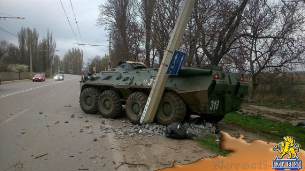 БТР протаранил бетонный столб на трассе Симферополь-Ялта (ФОТОФАКТ) - «Симферополь» БТР протаранил бетонный столб на трассе Симферополь-Ялта (ФОТОФАКТ) - «Симферополь»
