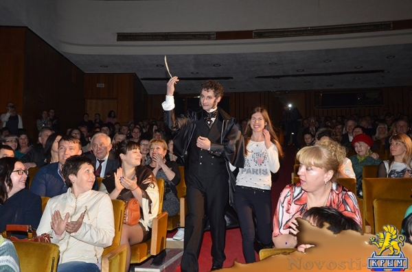 Соединяя сердца: Крымский музтеатр помог симферопольцу необычно сделать предложение возлюбленной прямо во время спектакля (ФОТО) - «Симферополь»