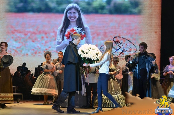 Соединяя сердца: Крымский музтеатр помог симферопольцу необычно сделать предложение возлюбленной прямо во время спектакля (ФОТО) - «Симферополь»