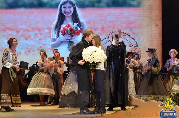 Соединяя сердца: Крымский музтеатр помог симферопольцу необычно сделать предложение возлюбленной прямо во время спектакля (ФОТО) - «Симферополь»