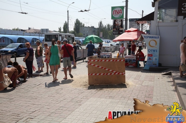 В районе автовокзала образовалась яма: замкнул подземный кабель - «Керчь»