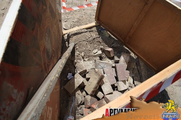 В районе автовокзала образовалась яма: замкнул подземный кабель - «Керчь»