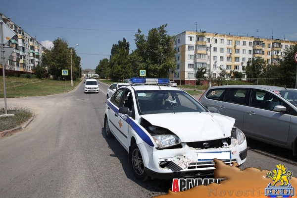 В Керчи полицейский Ford поцеловал «тройку» - «Керчь»