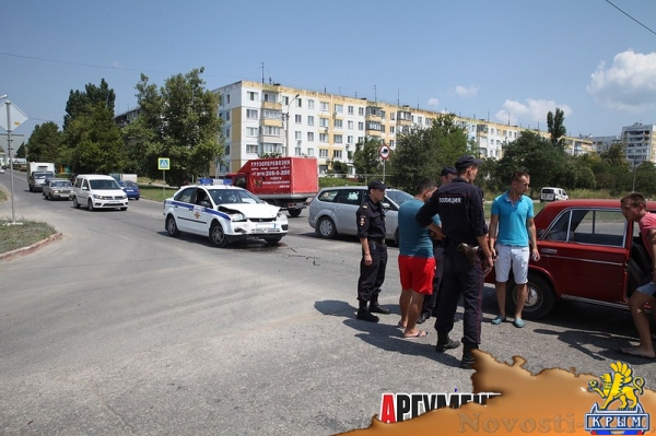 В Керчи полицейский Ford поцеловал «тройку» - «Керчь»