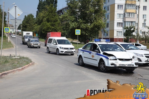 В Керчи полицейский Ford поцеловал «тройку» - «Керчь»