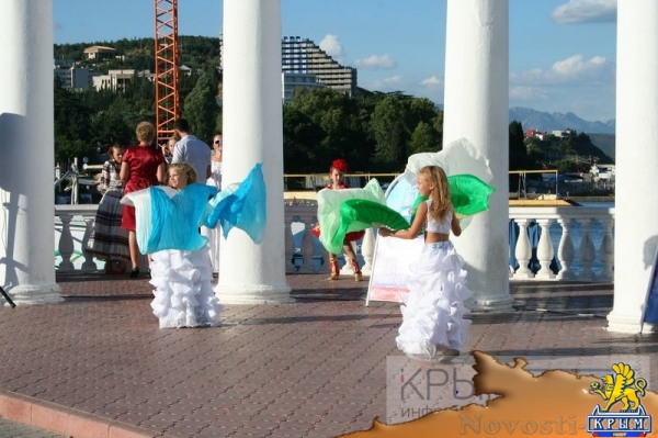 Музыкальный марафон «Байкал и Крым зажигают огни» собрал на набережной Алушты 35 творческих коллективов и солистов (ФОТО) - «Культура Крыма»