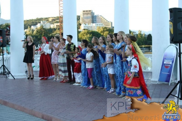 Музыкальный марафон «Байкал и Крым зажигают огни» собрал на набережной Алушты 35 творческих коллективов и солистов (ФОТО) - «Культура Крыма»