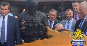 Французский депутат поцеловал памятник «вежливым людям» в оккупированном Крыму (ФОТО)