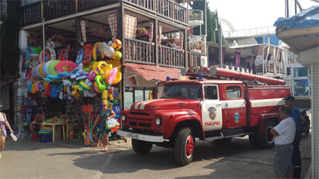 Сотрудники Министерства чрезвычайных ситуаций оказывают содействие в проведении информационно – образовательного проекта «Вежливый Крым» - «МЧС» Сотрудники Министерства чрезвычайных ситуаций оказывают содействие в проведении информационно – образовательного проекта «Вежливый Крым» - «МЧС»