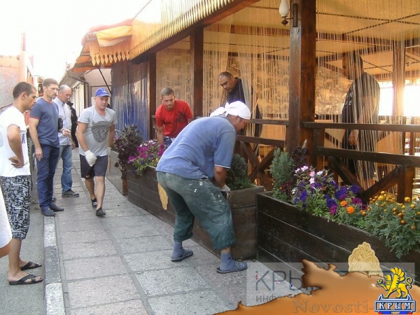Алуштинские коммунальщики снесли в Профессорском уголке кафе - «Новости Крыма»