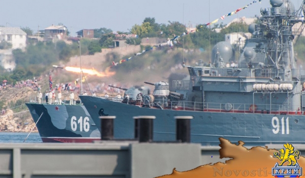 Севастополь отметил День флота парадом новых кораблей, авиашоу и танцами буксиров на воде (ФОТОРЕПОРТАЖ) - «Политика Крыма»