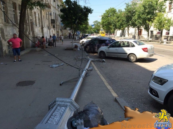 В Севастополе упавший фонарный столб едва не придавил водителя (ФОТОФАКТ)  - «Происшествия»