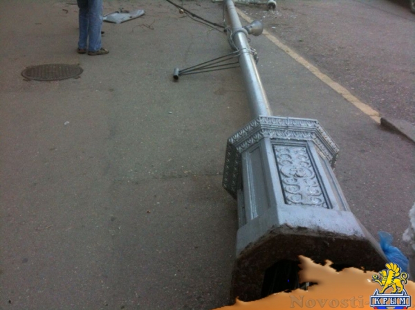 В Севастополе упавший фонарный столб едва не придавил водителя (ФОТОФАКТ)  - «Происшествия»