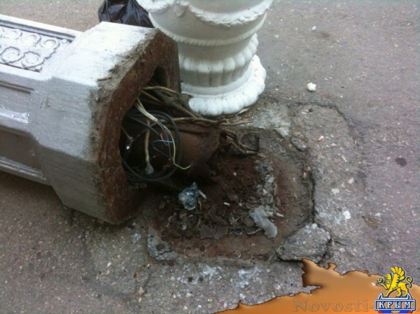 В Севастополе упавший фонарный столб едва не придавил водителя (ФОТОФАКТ)  - «Происшествия»