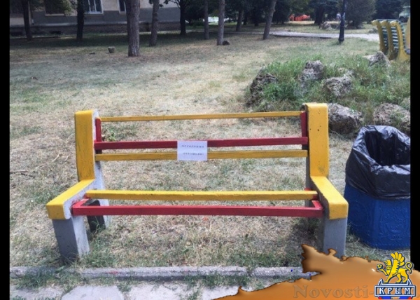 В Симферополе появились «суровые» скамейки для тех, кто не любит сидеть - «Новости Крыма» В Симферополе появились «суровые» скамейки для тех, кто не любит сидеть - «Новости Крыма»