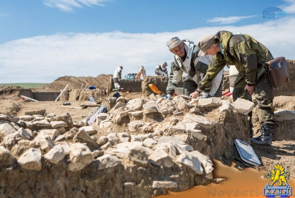 На месте будущего строительства подъездной дороги к Крымскому мосту археологи обнаружили клад серебряных монет (ФОТО)  - «Культура»