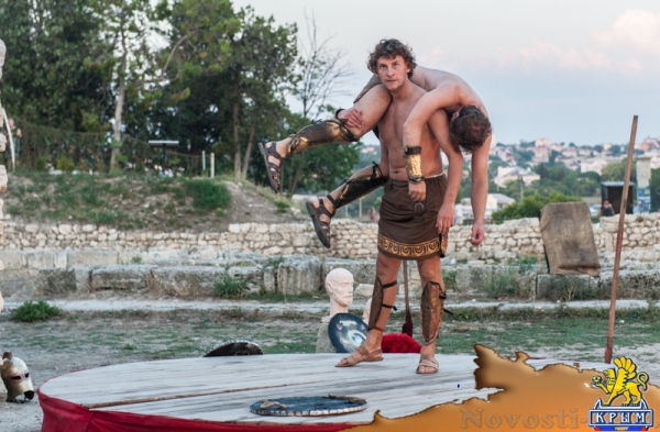 "Троянская война закончилась" в ознаменование открытия первого фестиваля севастопольских театров (ФОТОРЕПОРТАЖ) - «Общество Крыма» "Троянская война закончилась" в ознаменование открытия первого фестиваля севастопольских театров (ФОТОРЕПОРТАЖ) - «Общество Крыма»