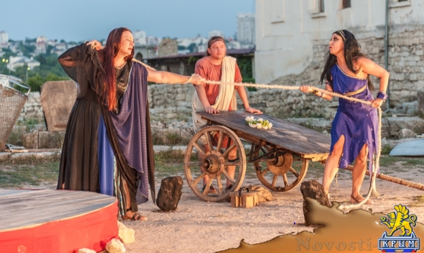 "Троянская война закончилась" в ознаменование открытия первого фестиваля севастопольских театров (ФОТОРЕПОРТАЖ) - «Общество Крыма» "Троянская война закончилась" в ознаменование открытия первого фестиваля севастопольских театров (ФОТОРЕПОРТАЖ) - «Общество Крыма»