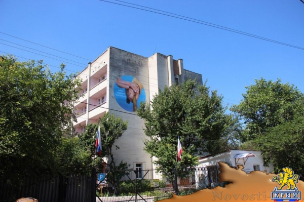 Художники украсили фасад здания дома престарелых в Симферополе (ФОТОФАКТ) - «Симферополь»