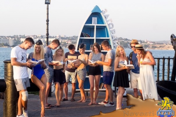 В Севастополе появилась первая на полуострове пляжная библиотека (ФОТО)  - «Культура»