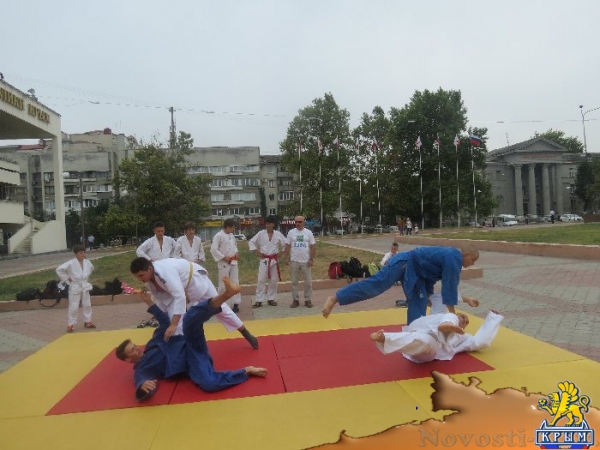 На центральной площади Симферополя прошел молодежный спортивный праздник в честь Всероссийского дня физкультурника (ФОТО) - «Общество Крыма»