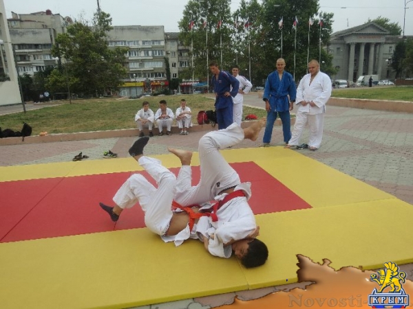 На центральной площади Симферополя прошел молодежный спортивный праздник в честь Всероссийского дня физкультурника (ФОТО) - «Общество Крыма»