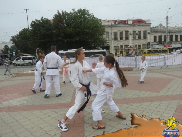 На центральной площади Симферополя прошел молодежный спортивный праздник в честь Всероссийского дня физкультурника (ФОТО) - «Общество Крыма»