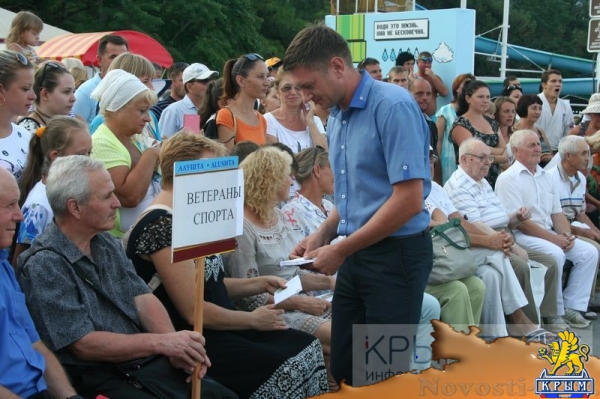 Боги Олимпа поздравили спортсменов Алушты с Днем физкультурника (ФОТО) - «Культура Крыма»