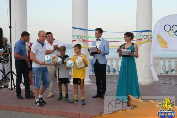 Боги Олимпа поздравили спортсменов Алушты с Днем физкультурника (ФОТО) - «Культура Крыма»