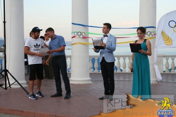 Боги Олимпа поздравили спортсменов Алушты с Днем физкультурника (ФОТО) - «Культура Крыма»