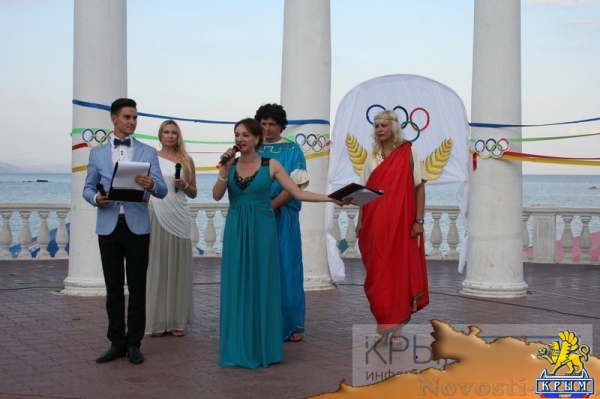 Боги Олимпа поздравили спортсменов Алушты с Днем физкультурника (ФОТО) - «Культура Крыма»