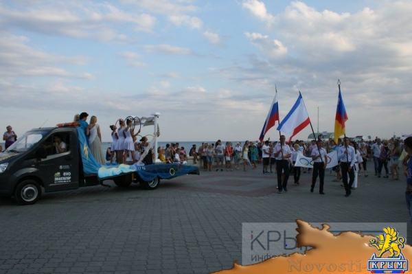 Боги Олимпа поздравили спортсменов Алушты с Днем физкультурника (ФОТО) - «Культура Крыма»