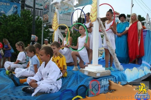 Боги Олимпа поздравили спортсменов Алушты с Днем физкультурника (ФОТО) - «Культура Крыма»